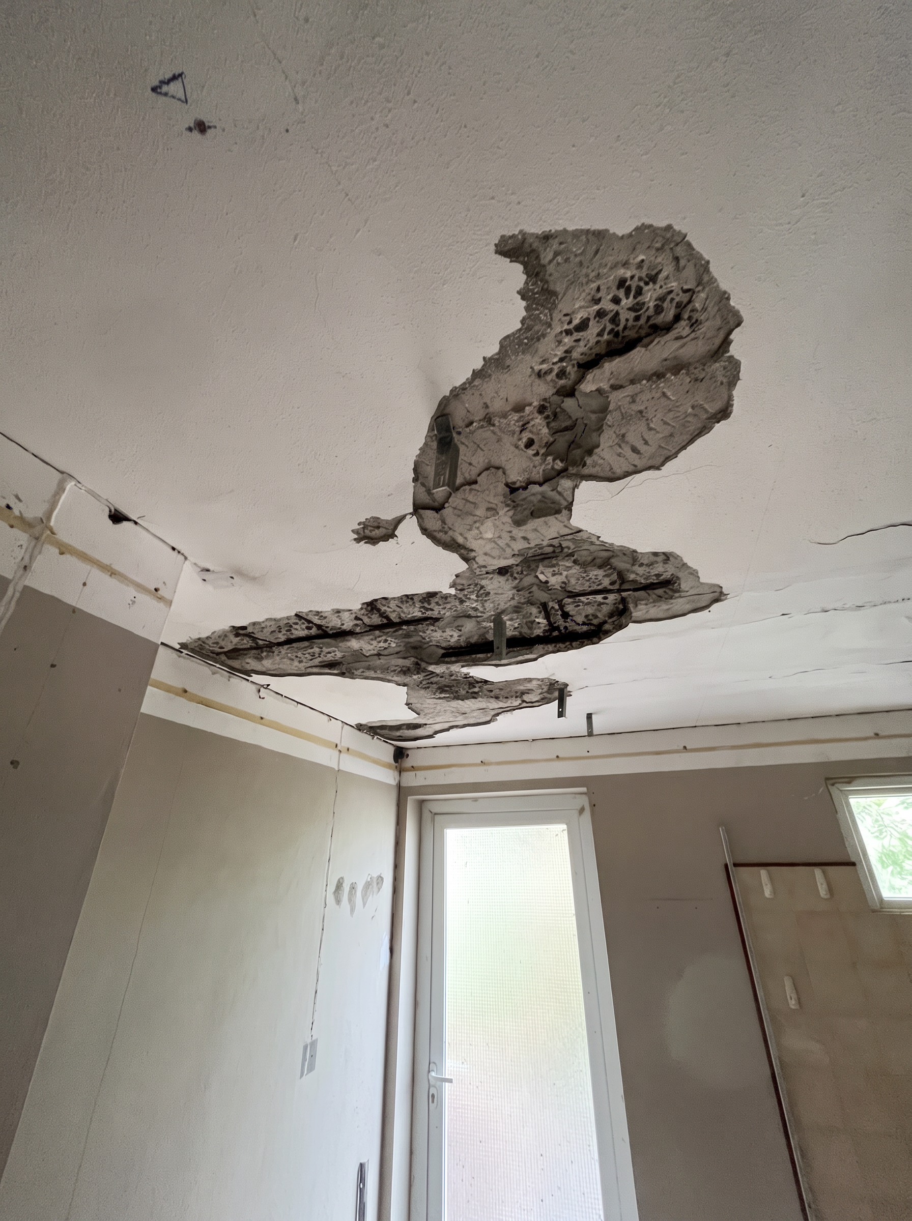 Plafond en béton dégradé avant réparation