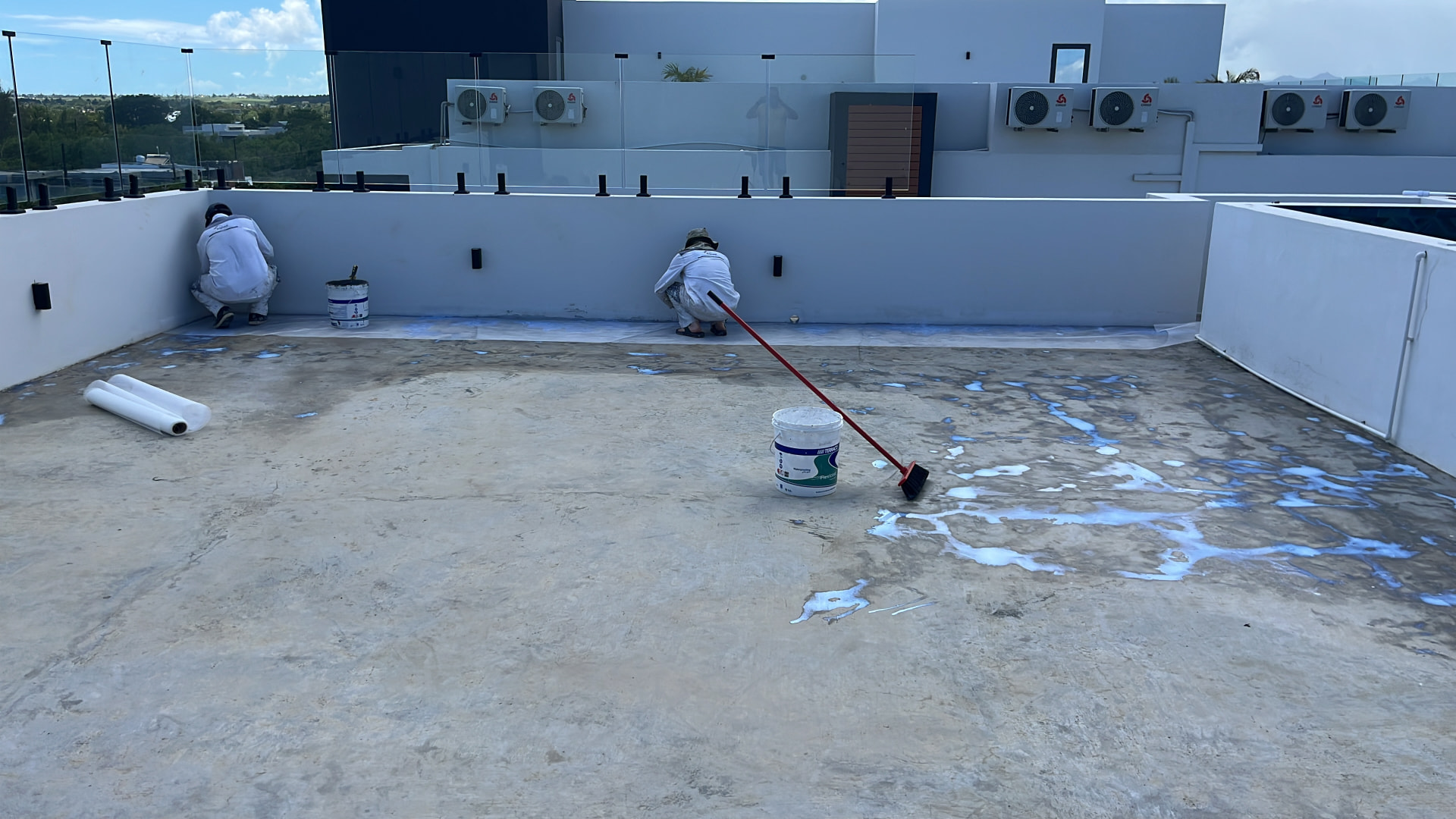 Préparation de surface d'une toiture-terrasse avant étanchéité