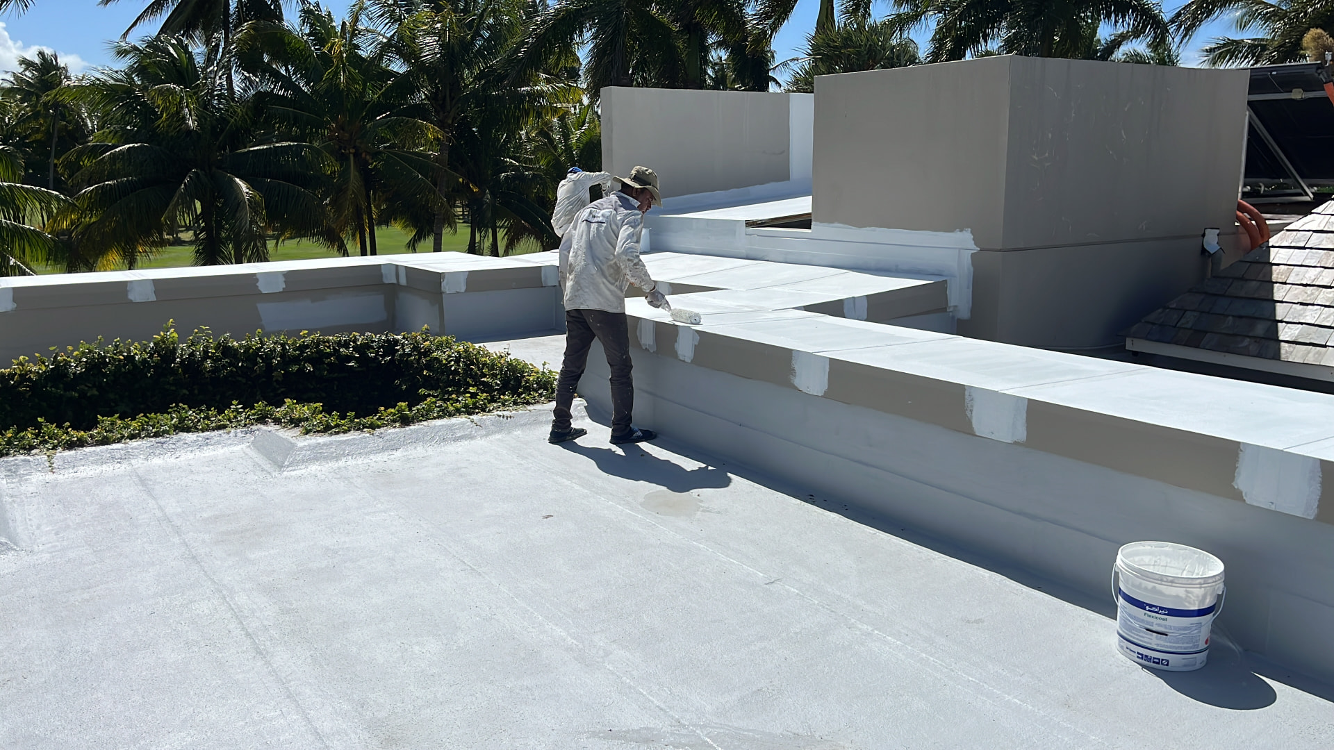 Applicateur Riteseal traitant les relevés d'une toiture-terrasse