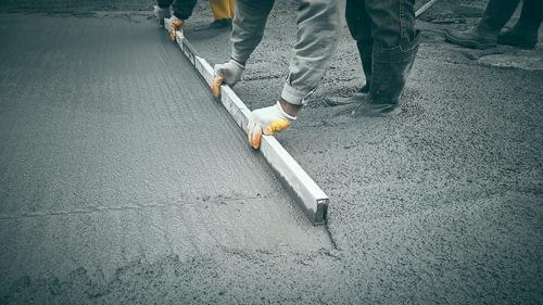 Terrasse préparée avec une chape de pente avant étanchéité
