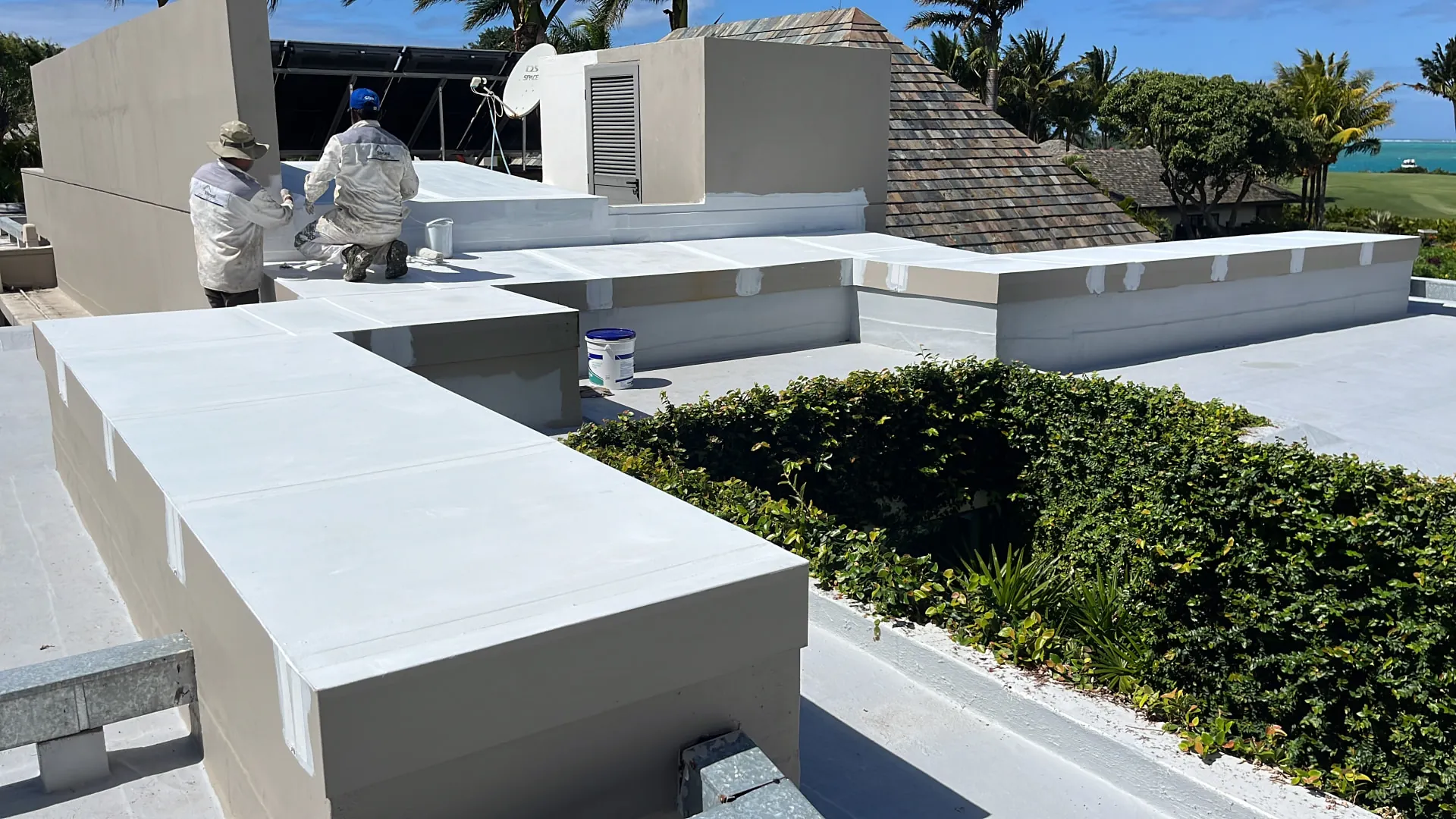 Application d'un revêtement d'étanchéité sur les acrotères d'une villa en bord de mer