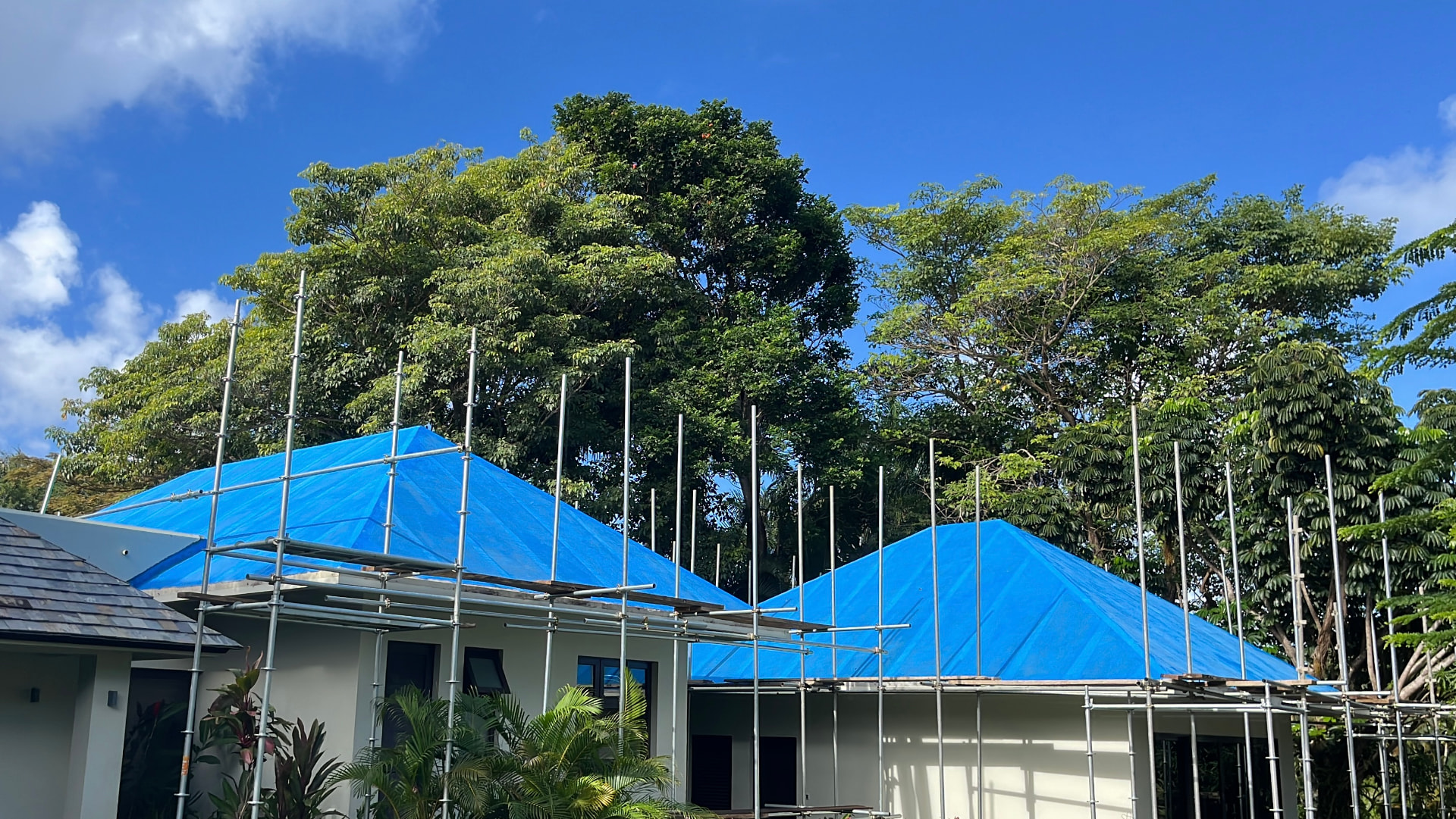 Waterproofing beneath roof slates