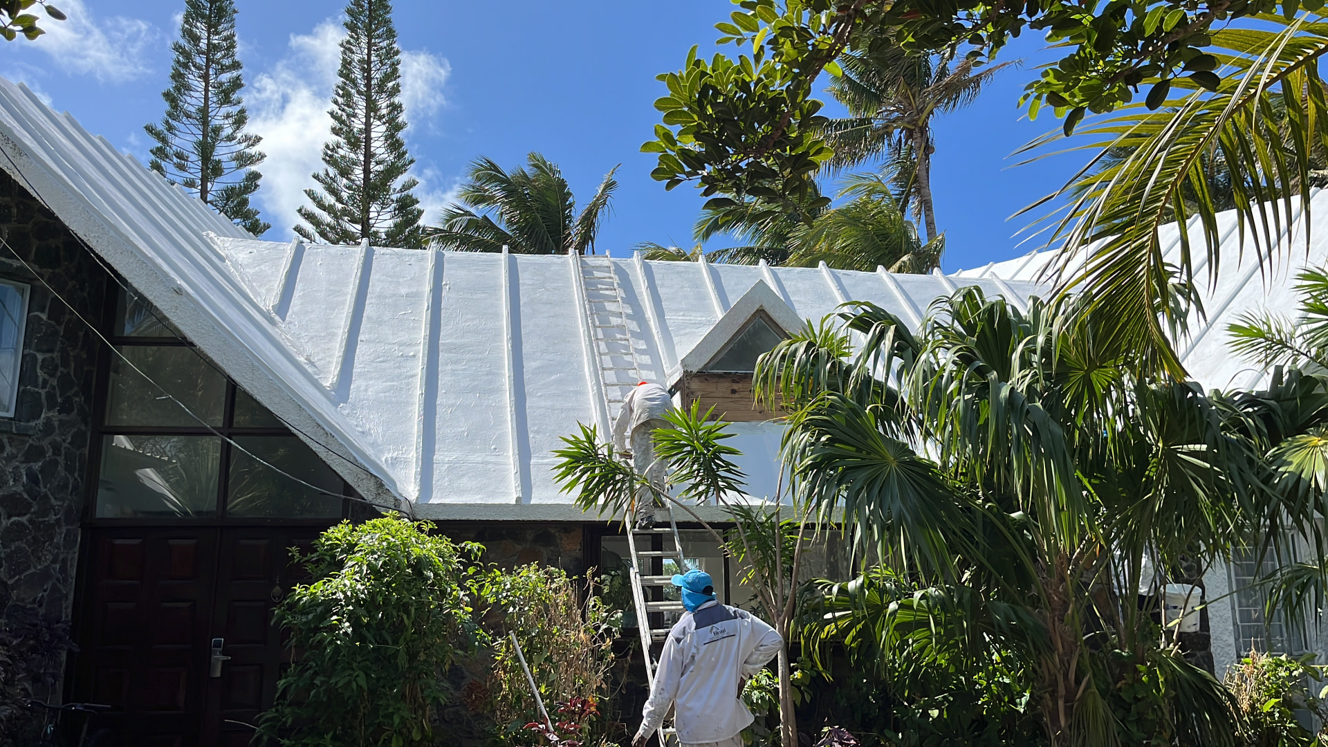 Vue drone d'une toiture-terrasse étanchéifiée à Maurice