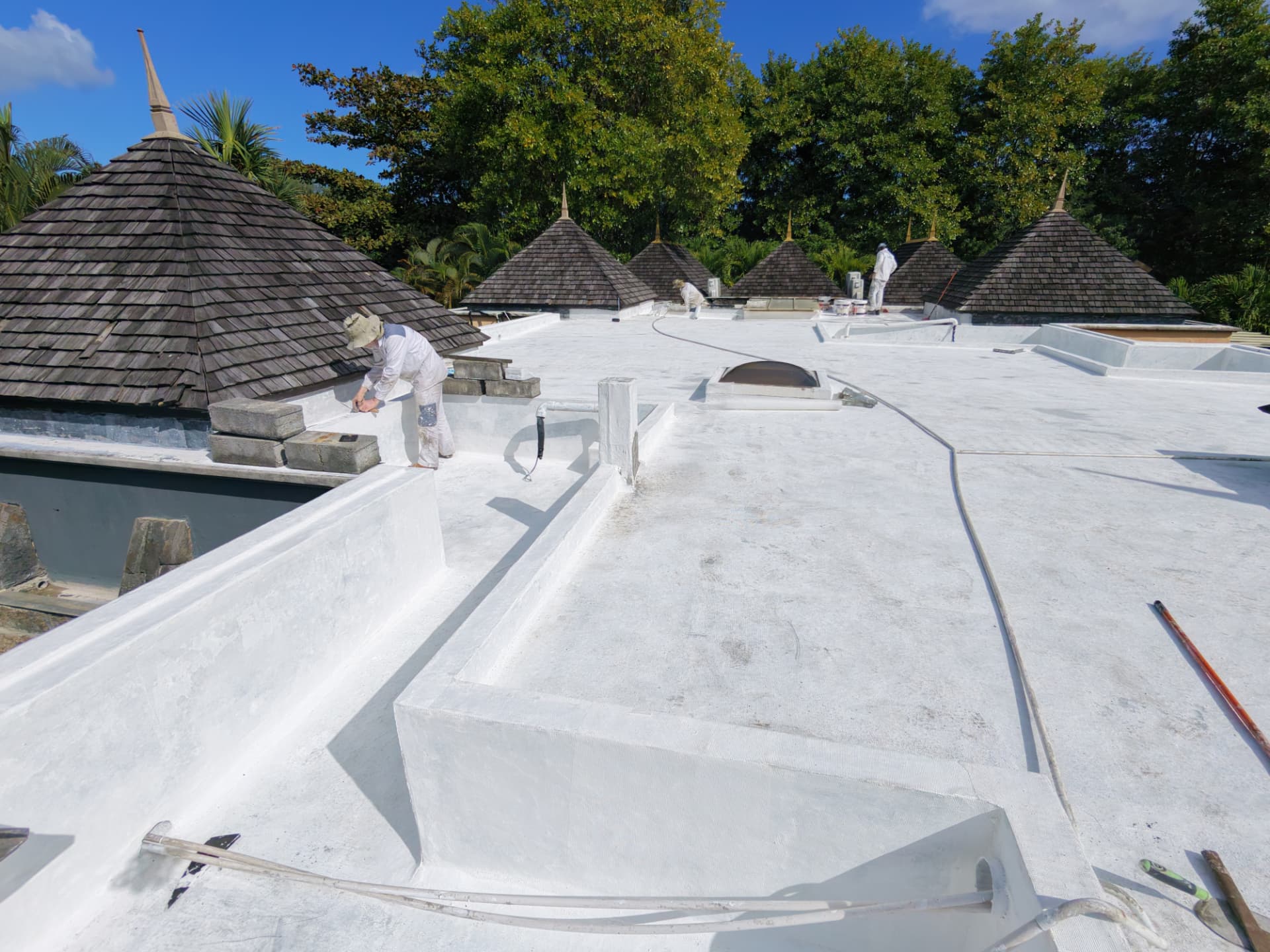 Vue drone d'une toiture-terrasse étanchéifiée à Maurice