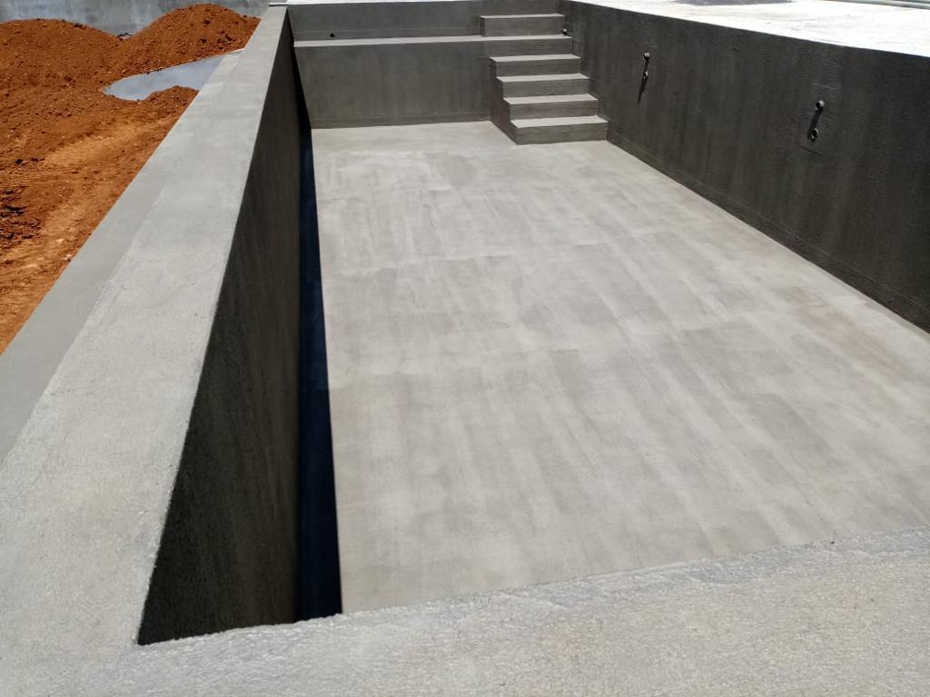 Bassin de piscine en béton étanchéifié avec marches